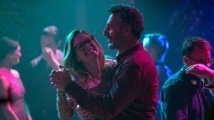 Gloria (Julianne Moore) erlebt einen rauschenden Discoabend mit Arnold (John Turturro).