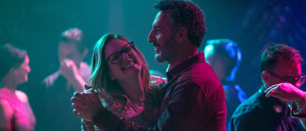 Gloria (Julianne Moore) erlebt einen rauschenden Discoabend mit Arnold (John Turturro).