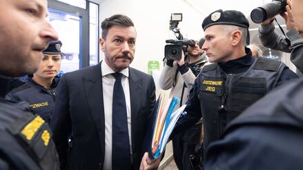 Der Angeklagte René Benko erscheint zu Beginn des zweiten Prozesses gegen ihn am Innsbrucker Landgericht.