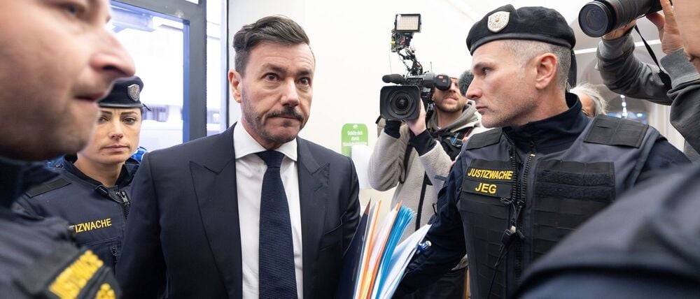 Der Angeklagte René Benko erscheint zu Beginn des zweiten Prozesses gegen ihn am Innsbrucker Landgericht.