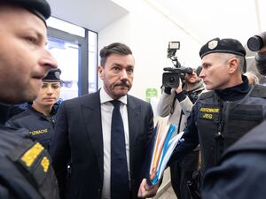 Der Angeklagte René Benko erscheint zu Beginn des zweiten Prozesses gegen ihn am Innsbrucker Landgericht.