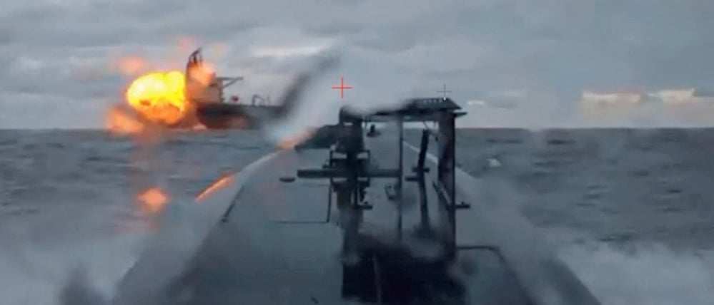 Dieses Bild soll eine ukrainische Marinedrohne beim Beschuss eines Tankers der sogenannten russischen Schattenflotte zeigen.