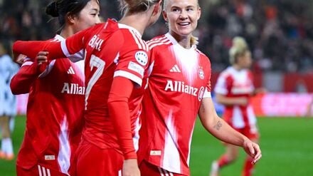 Pernille Harder (r) sorgte mit zwei Toren noch für die Wende beim Bayern-Spiel gegen Atlético Madrid. (Archivbild)