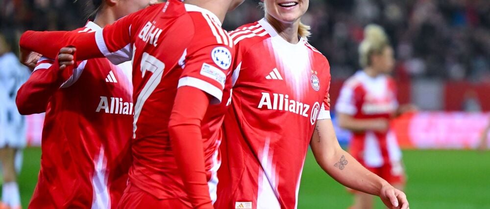 Pernille Harder (r) sorgte mit zwei Toren noch für die Wende beim Bayern-Spiel gegen Atlético Madrid. (Archivbild)