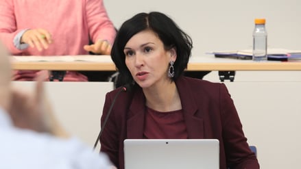 Die neue Oberbürgermeisterin Noosha Aubel (parteilos) in der Stadtverordnetenversammlung.