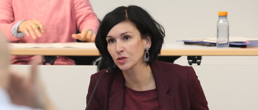 Die neue Oberbürgermeisterin Noosha Aubel (parteilos) in der Stadtverordnetenversammlung.