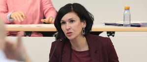 Die neue Oberbürgermeisterin Noosha Aubel (parteilos) in der Stadtverordnetenversammlung.