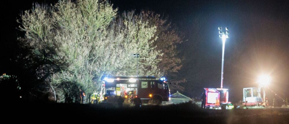 dpatopbilder - 10.12.2025, Brandenburg, Gramzow: Hell ausgeleuchtet ist das Gebiet der defekten Öl-Pipeline. Aus einer Pipeline in Brandenburg sind nach einem Unfall mindestens 200.000 Liter Rohöl ausgetreten. Foto: Carsten Koall/dpa +++ dpa-Bildfunk +++