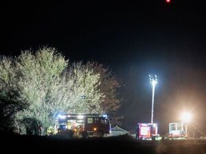 Hell ausgeleuchtet ist das Gebiet der defekten Öl-Pipeline.