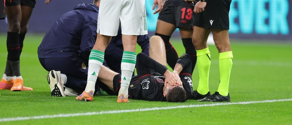 Leverkusens Patrik Schick muss nach einem Foul behandelt werden.