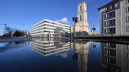 Das Rechenzentrum und der Turm der Garnisonkirche an der Breiten Straße.