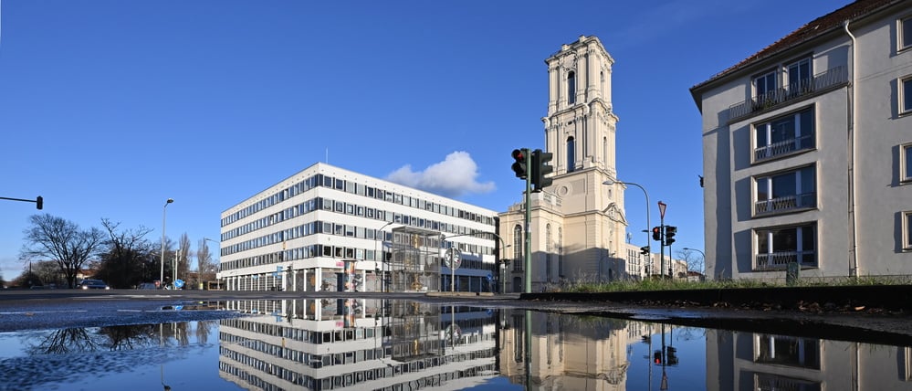 Das Rechenzentrum und der Turm der Garnisonkirche an der Breiten Straße.