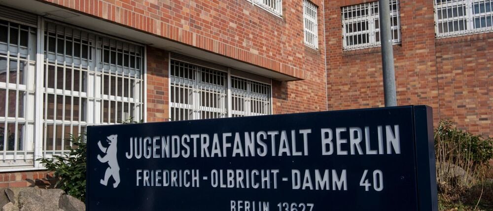 Knast-Rap ohne Klischees: In der JSA Berlin bringen Inhaftierte beim „haftBARS“-Konzert eigene Songs auf die Bühne. (Archivbild)