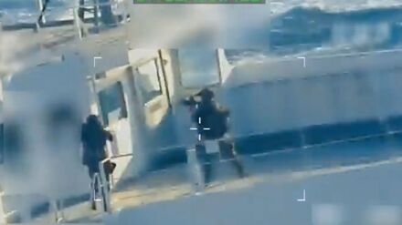 Bewaffnete Soldaten seilten sich auf den Tanker ab.