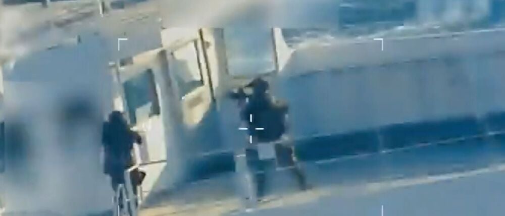 Bewaffnete Soldaten seilten sich auf den Tanker ab.