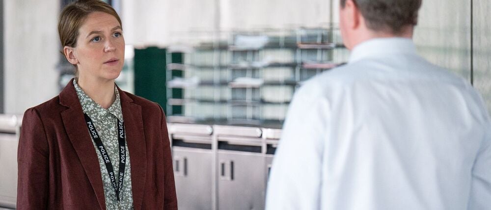 In einem für ihren Chef (Stuart McQuarrie) abgeschlossenen Fall stößt Sarah Collins (Gemma Whelan) auf eine neue Spur, der sie auf den Grund gehen möchte.