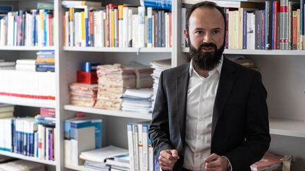 Der Vorwurf des schweren sexuellen Missbrauchs eines Kindes im Maßregelvollzug erschüttert die Öffentlichkeit. Der Direktor der Kriminologischen Zentralstelle (KrimZ), Martin Rettenberger, weist auf allgemeine Verfahren in solchen Einrichtungen und Besuchsmöglichkeiten hin. (Archivbild)