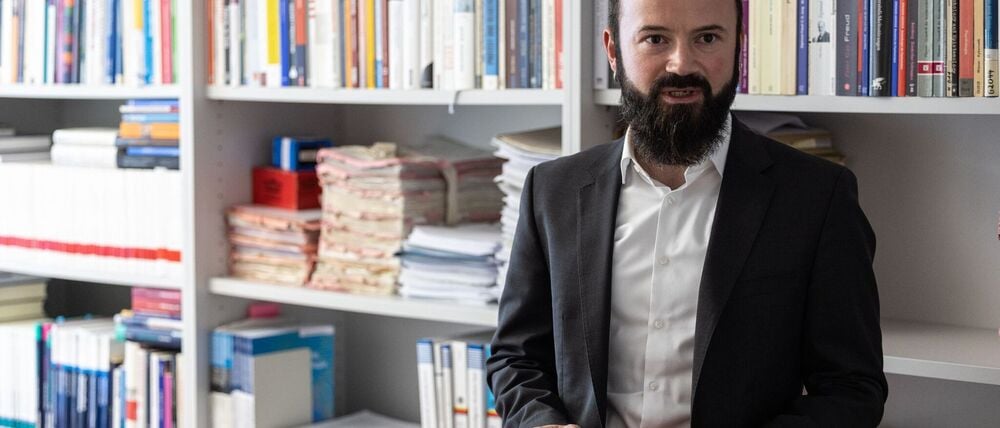 Der Vorwurf des schweren sexuellen Missbrauchs eines Kindes im Maßregelvollzug erschüttert die Öffentlichkeit. Der Direktor der Kriminologischen Zentralstelle (KrimZ), Martin Rettenberger, weist auf allgemeine Verfahren in solchen Einrichtungen und Besuchsmöglichkeiten hin. (Archivbild)