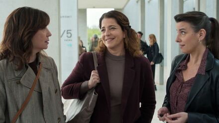 Eva (Nora Navas) gesteht ihren Freundinnen, dass sie nach 25 Ehejahren noch einmal die große Liebe spüren möchte... Szene des Films.