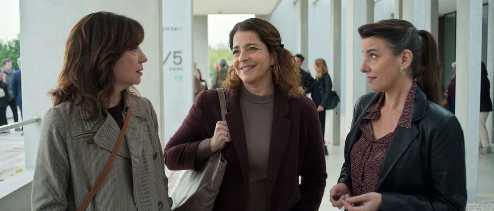 Eva (Nora Navas) gesteht ihren Freundinnen, dass sie nach 25 Ehejahren noch einmal die große Liebe spüren möchte... Szene des Films.