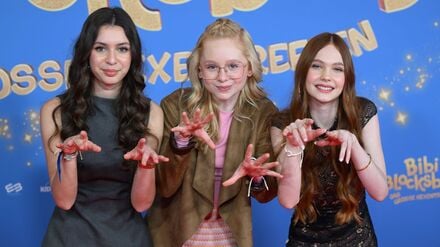 Die Schauspielerinnen Carla Demmin, NALA und Philomena Amari bei der Premiere.