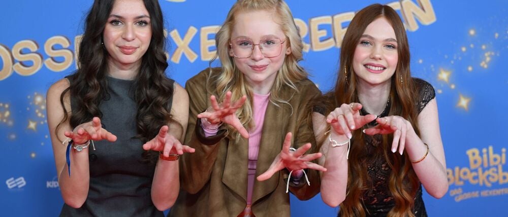 Die Schauspielerinnen Carla Demmin, NALA und Philomena Amari bei der Premiere.