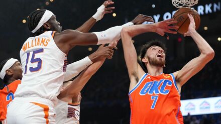 Viele Hände: Oklahoma City Thunder (hier mit Center Chet Holmgren) behielt auch gegen die Phoenix Suns den Durchblick.