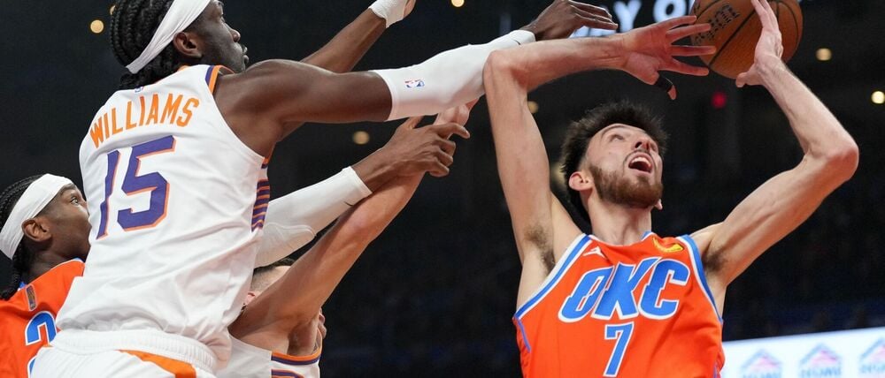 Viele Hände: Oklahoma City Thunder (hier mit Center Chet Holmgren) behielt auch gegen die Phoenix Suns den Durchblick.