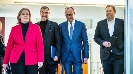 11.12.2025, Berlin: Bundeskanzler Friedrich Merz (2.v.r., CDU), Lars Klingbeil (r, SPD), Bundesminister der Finanzen, Bärbel Bas (SPD), Bundesministerin für Arbeit und Soziales, und Markus Söder (CSU), Ministerpräsident von Bayern und CSU-Vorsitzender kommen zur Presseunterrichtung zu den Ergebnissen der Beratungen nach dem Koalitionsausschuss im Kanzleramt. Foto: Michael Kappeler/dpa +++ dpa-Bildfunk +++