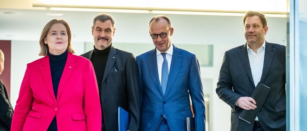 11.12.2025, Berlin: Bundeskanzler Friedrich Merz (2.v.r., CDU), Lars Klingbeil (r, SPD), Bundesminister der Finanzen, Bärbel Bas (SPD), Bundesministerin für Arbeit und Soziales, und Markus Söder (CSU), Ministerpräsident von Bayern und CSU-Vorsitzender kommen zur Presseunterrichtung zu den Ergebnissen der Beratungen nach dem Koalitionsausschuss im Kanzleramt. Foto: Michael Kappeler/dpa +++ dpa-Bildfunk +++