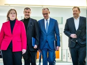 11.12.2025, Berlin: Bundeskanzler Friedrich Merz (2.v.r., CDU), Lars Klingbeil (r, SPD), Bundesminister der Finanzen, Bärbel Bas (SPD), Bundesministerin für Arbeit und Soziales, und Markus Söder (CSU), Ministerpräsident von Bayern und CSU-Vorsitzender kommen zur Presseunterrichtung zu den Ergebnissen der Beratungen nach dem Koalitionsausschuss im Kanzleramt. Foto: Michael Kappeler/dpa +++ dpa-Bildfunk +++