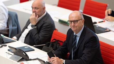 Dietmar Woidke (r,SPD), Ministerpräsident von Brandenburg, und Robert Crumbach (l,BSW), Brandenburgs Minister der Finanzen und für Europa.