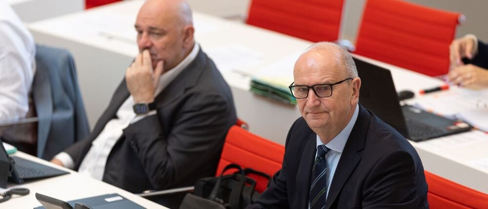 Dietmar Woidke (r,SPD), Ministerpräsident von Brandenburg, und Robert Crumbach (l,BSW), Brandenburgs Minister der Finanzen und für Europa.