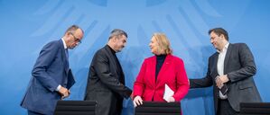Bundeskanzler Friedrich Merz (l, CDU), Lars Klingbeil (r, SPD), Bundesminister der Finanzen, Bärbel Bas (SPD), Bundesministerin für Arbeit und Soziales, und Markus Söder (CSU), Ministerpräsident von Bayern und CSU-Vorsitzender nehmen an der Presseunterrichtung zu den Ergebnissen der Beratungen nach dem Koalitionsausschuss im Kanzleramt teil. 