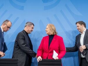Bundeskanzler Friedrich Merz (l, CDU), Lars Klingbeil (r, SPD), Bundesminister der Finanzen, Bärbel Bas (SPD), Bundesministerin für Arbeit und Soziales, und Markus Söder (CSU), Ministerpräsident von Bayern und CSU-Vorsitzender nehmen an der Presseunterrichtung zu den Ergebnissen der Beratungen nach dem Koalitionsausschuss im Kanzleramt teil.