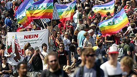 Demonstrationszug mit G-8-Gegnern zieht zum Rostocker Hafen.