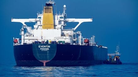 Sassnitz: Blick auf den Tanker „Eventin“ vor der Küste der Insel Rügen.