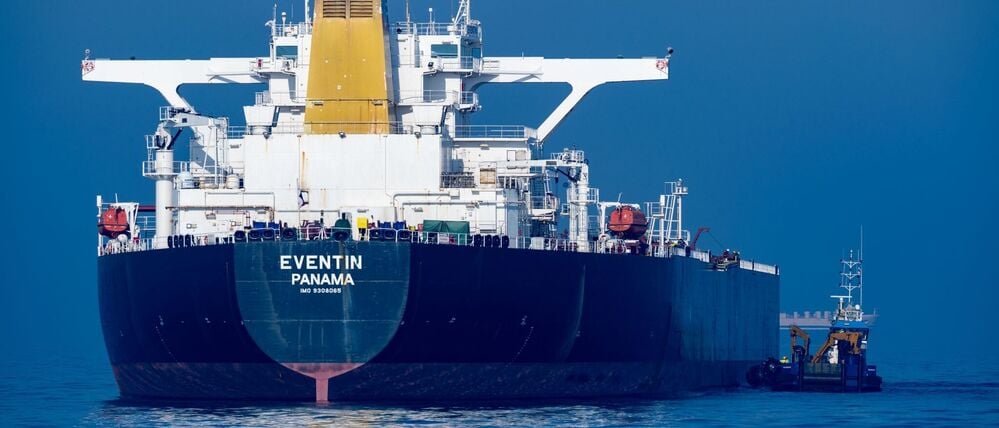 Sassnitz: Blick auf den Tanker „Eventin“ vor der Küste der Insel Rügen.