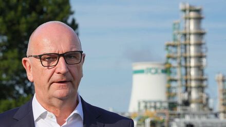 Brandenburgs Ministerpräsident Dietmar Woidke (SPD) äußert sich zum Arbeitsunfall an der Öl-Pipeline der Raffinerie PCK. (Archivbild)