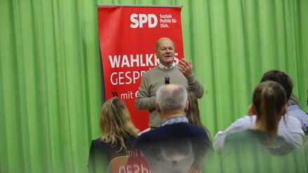 Olaf Scholz (SPD), Bundeskanzler a.D., beim Bürgergespräch in seinem Wahlkreis in Potsdam am 10. Dezember 2025, hier im Stadtteil Drewitz.