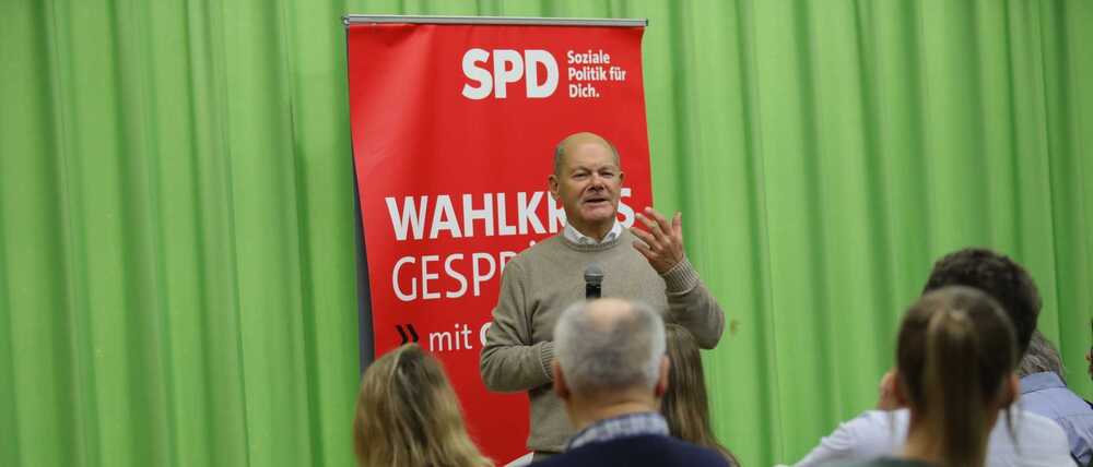 Olaf Scholz (SPD), Bundeskanzler a.D., beim Bürgergespräch in seinem Wahlkreis in Potsdam am 10. Dezember 2025, hier im Stadtteil Drewitz.
