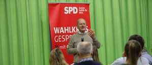 Olaf Scholz (SPD), Bundeskanzler a.D., beim Bürgergespräch in seinem Wahlkreis in Potsdam am 10. Dezember 2025, hier im Stadtteil Drewitz.