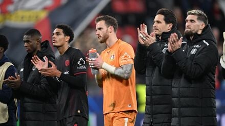 Leverkusens Mannschaft applaudierte den Fans nach dem 2:2 in der Champions League.
