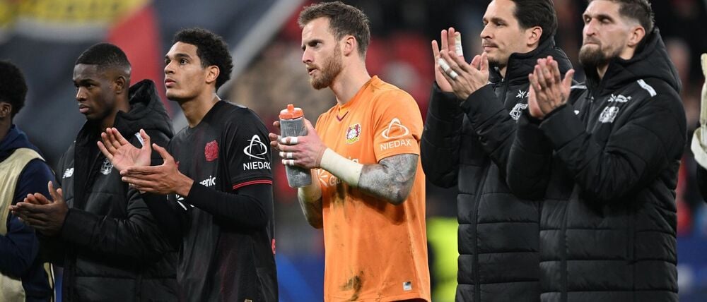 Leverkusens Mannschaft applaudierte den Fans nach dem 2:2 in der Champions League.