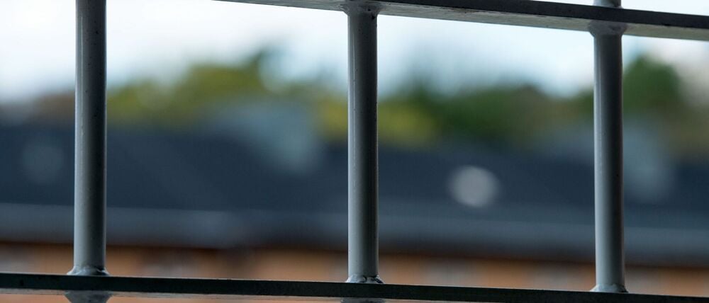 Vergittert sind die Fenster im Gebäude der Klinik für Forensische Psychiatrie.