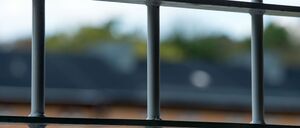 Vergittert sind die Fenster im Gebäude der Klinik für Forensische Psychiatrie.