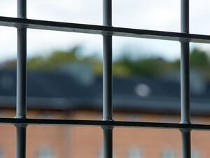 Vergittert sind die Fenster im Gebäude der Klinik für Forensische Psychiatrie.