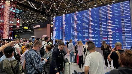 Passagiere überprüfen eine Flugtafel am internationalen Flughafen Sheremetyevo außerhalb von Moskau (Symbolbild).