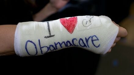 Ein Gips mit „Obamacare“-Schriftzug.