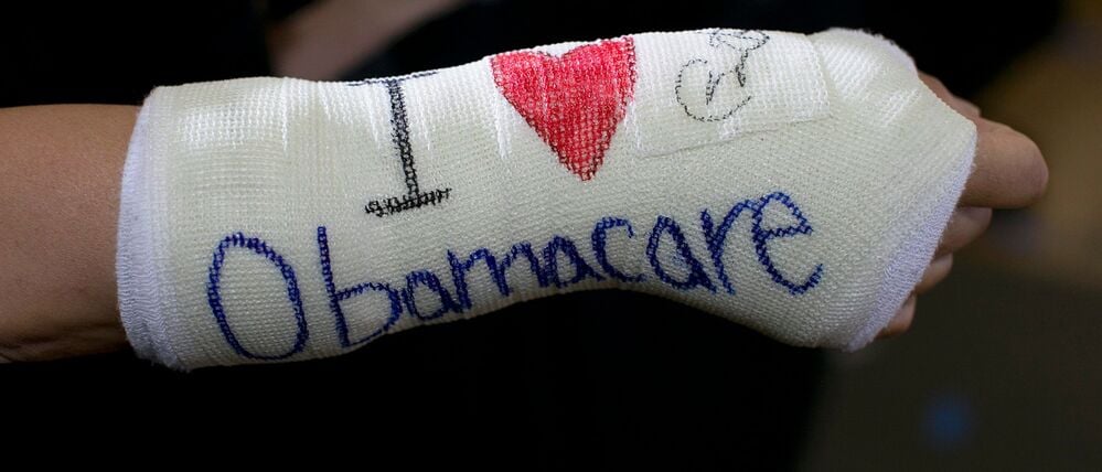 Ein Gips mit „Obamacare“-Schriftzug.
